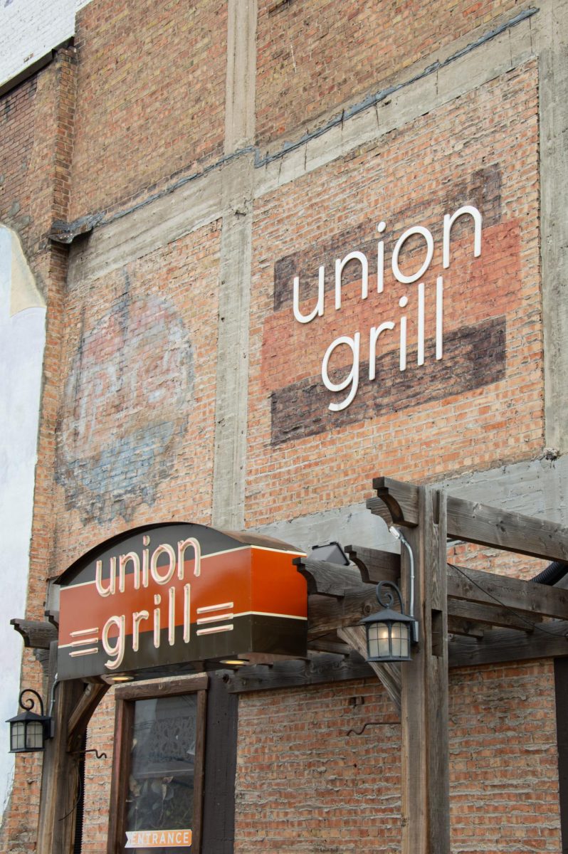 Signs on the side of the building at Union Grill. // Signos en los lados del edificio Union Grill.