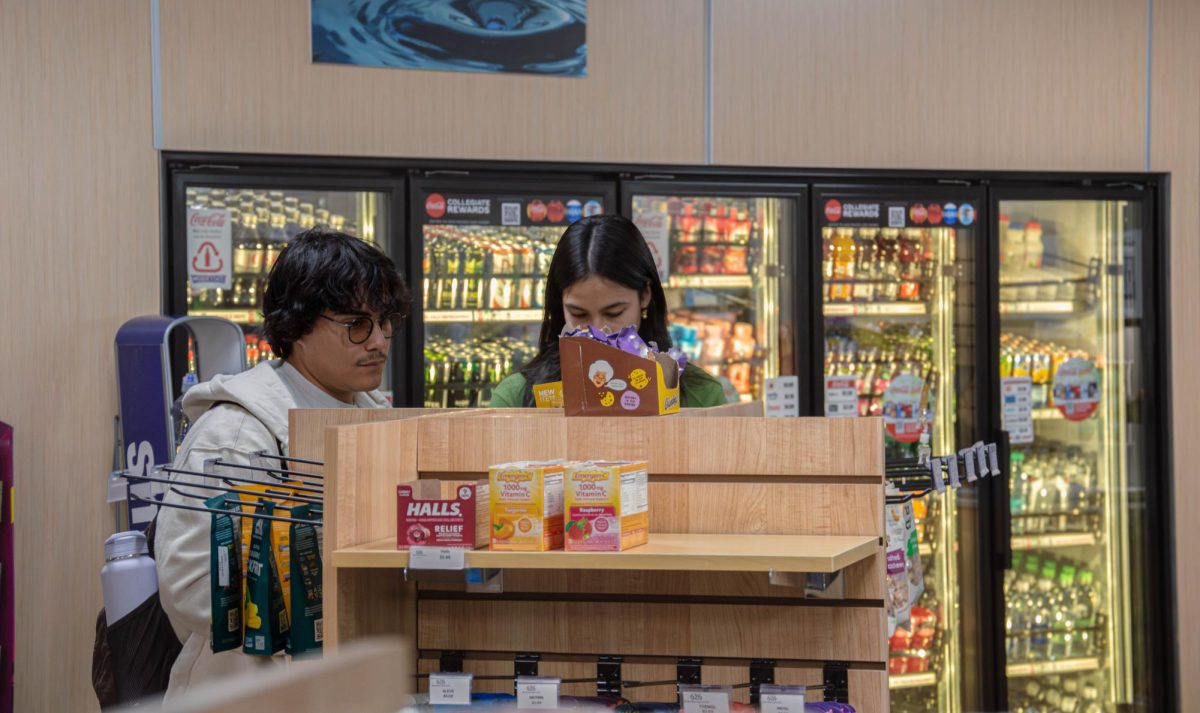 Weber State students Carlos Avina (left) and Emily Rodriguez (right) grab several assortments before heading to class.// Estudiantes de Weber State Carlos Avina (Izquierda) y Emily Rodriguez (Derecha) agarran varios surtidos antes de dirigirse a clase.