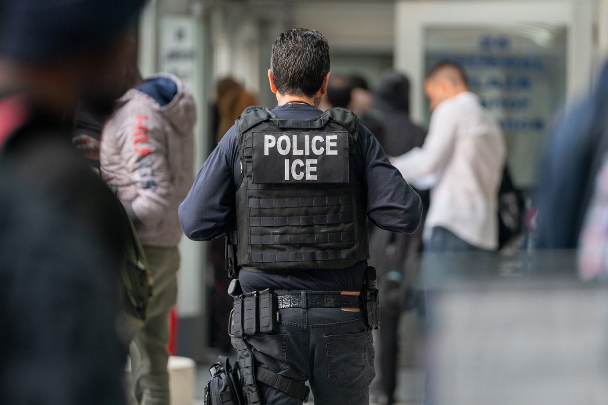 An ICE agent dressed in protective clothing. Some WSU faculty and students are preparing for the possibility of ICE officers stopping students on campus.//  Un agente de ICE vestido en vestimentas protectoras. Miembros estudiantes y de la facultad se preparan para la posibilidad de que un agente de ICE los detente en el campus.