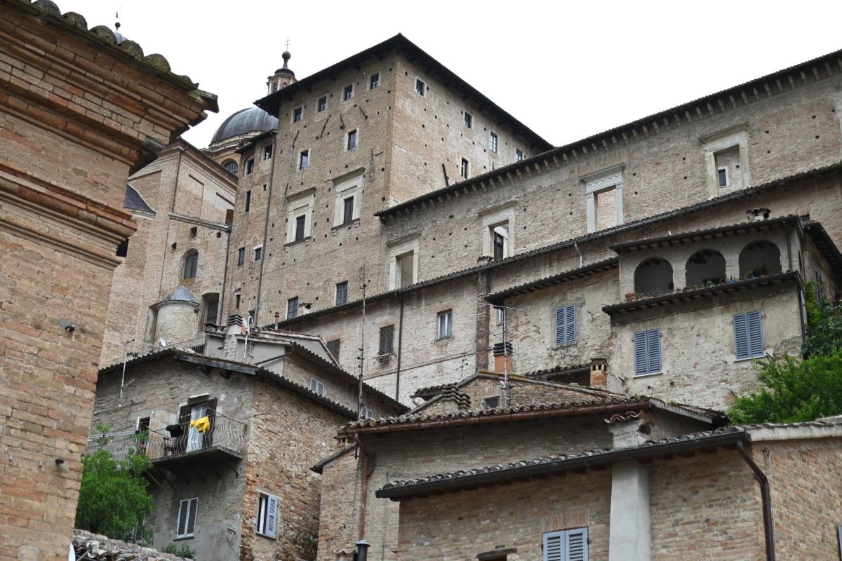 Architecture in Urbino, Italy. (Taken June 2023)  // Arquitectura en Urbino, Italia. (Tomada Junio, 2023)