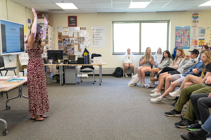 An ASL teacher teaching a class of students American Sign Language.// Una profesora de ASL enseñando una clase de language de señas americano.