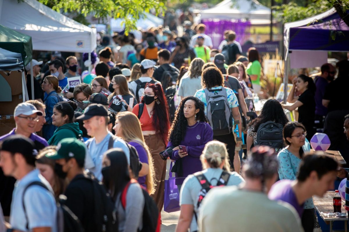 Weber State University students and community members attend the 2021 Block Party on Sept. 3, 2021.//  Estudiantes de la Universidad de Weber State y miembros de la comunidad atienden la "Block Party" el 3 de September, 2021.