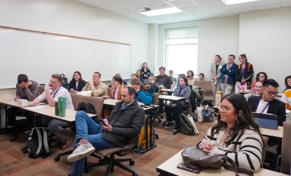 Presenters and students in the classroom for American Literature.// Presentadores y estudiantes en una aula de clases para literatura americana.