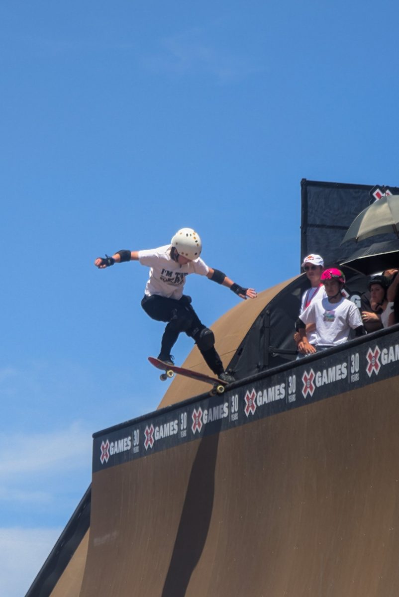 Reese Nelson performs a nose stall on the vert half pipe during the competition.// Reese Nelson demuestra un truco en la rampa medio vertical durante la competición.