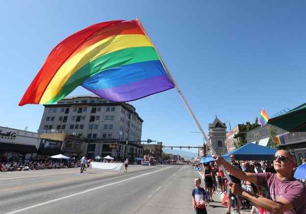 An LGBT supporter waves a pride flag. (Photo by George Frey/Getty Images)// 
Una persona que apoya el LGBT ondea una bandera de orgullo.