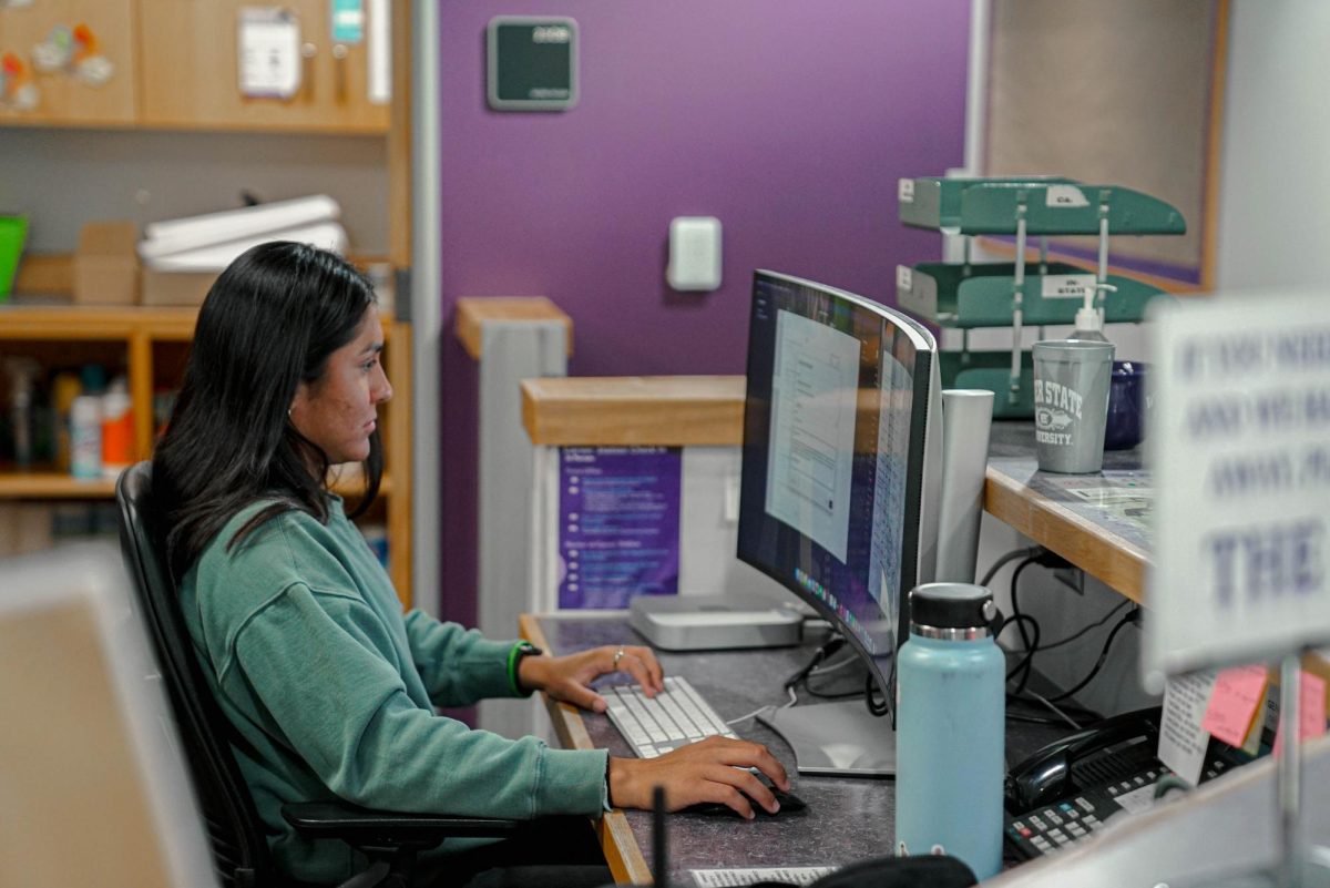 Ana Morett works on a computer at Career Services. // Ana Morett usando una computadora en Career Services.