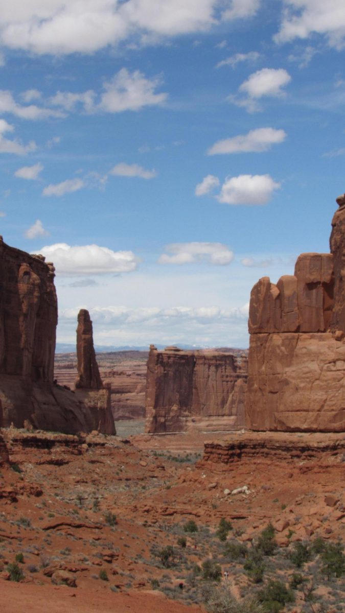 A photo of red rock formations in National Arches Park. -- Una imagen de una formación de piedras rojas en el National Arches Park.