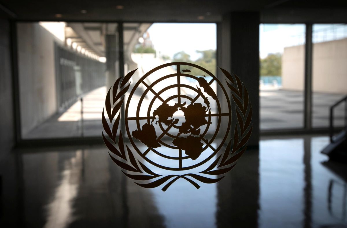 The United Nations logo is seen on a window in an empty hallway at United Nations headquarters during the 75th annual U.N. General Assembly high-level debate, in New York, U.S., September 21, 2020. // El logotipo de las Naciones Unidas se ve en una ventana de un pasillo vacío de la sede de las Naciones Unidas durante el 75.º debate de alto nivel de la Asamblea General de las Naciones Unidas, en Nueva York, Estados Unidos, el 21 de septiembre de 2020.