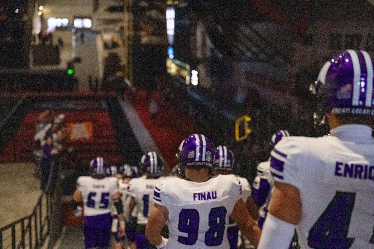 Wildcats enter the stadium ready for the game. -- Los Wildcats entraron al estadio listos para un partido.