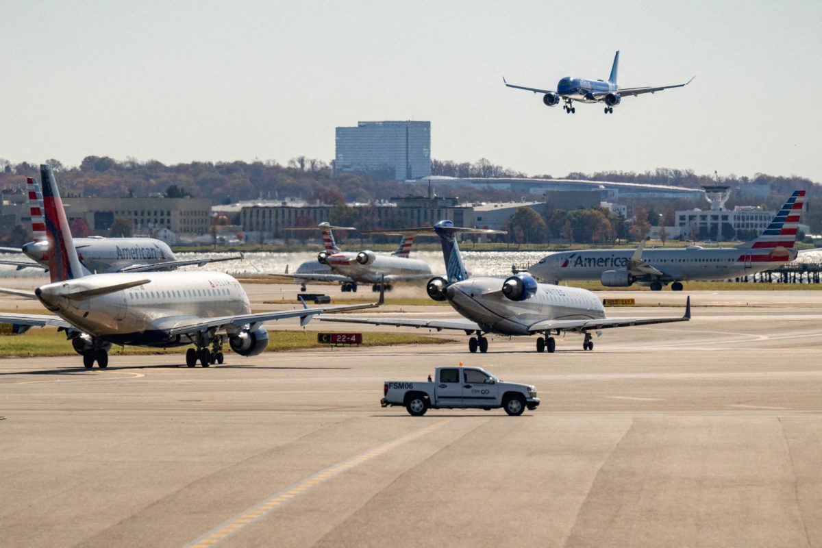 A plane approaches Ronald Reagan Washington National Airport, more than a month into the ongoing U.S. government shutdown, in Arlington, Virginia, U.S., November 11, 2025. // Un avión se acerca al Aeropuerto Nacional Ronald Reagan de Washington, más de un mes después del inicio del cierre del Gobierno de EE. UU., en Arlington, Virginia, el 11 de noviembre de 2025.