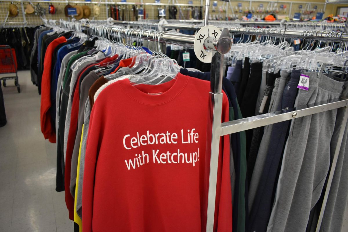 Clothes for sale on some of the racks in Savers. // Ropa colgada en venta en algunos de los percheros de Savers.