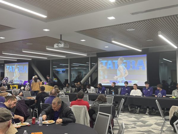 Weber State University fans attend a dinner with the Weber State University basketball team while watching a college basketball game on Jan. 12, 2026. // Los aficionados de la Universidad de Weber State asisten a una cena con el equipo de baloncesto de la Universidad de Weber State mientras ven un partido de baloncesto universitario el 12 de enero de 2026.