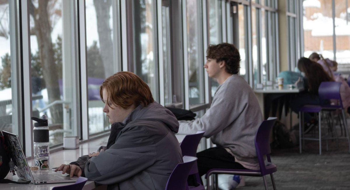 Students study at the desks in Shepard Union. // Los estudiantes estudian en los pupitres de Shepard Union.