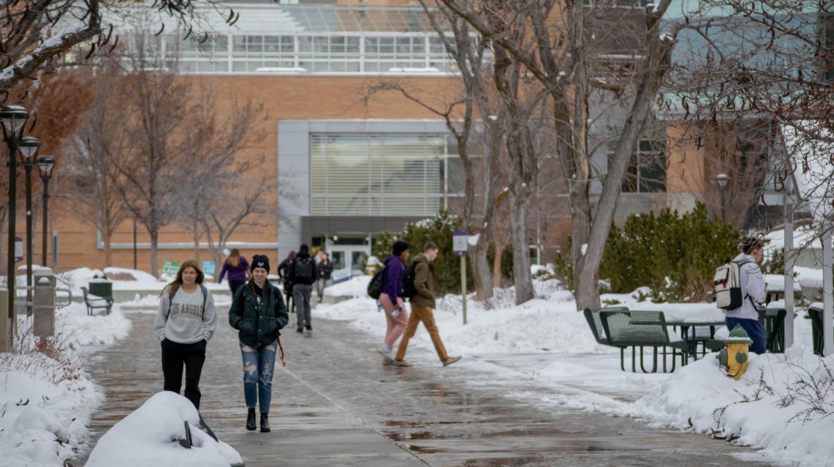 Students walk through the snow along the sidewalk next to the Shepherd Union building in the winter of 2025.//Los estudiantes caminan por la nieve a lo largo de la acera junto al edificio Shepherd Union en el invierno de 2025.