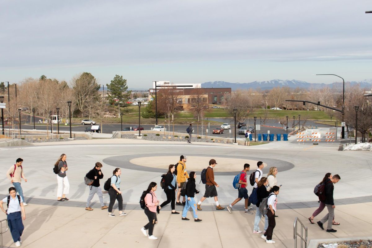 Students heading inside the Shepherd Union building on a cloudy day.//Estudiantes entrando en el edificio Shepherd Unionen en un dia nublado.
