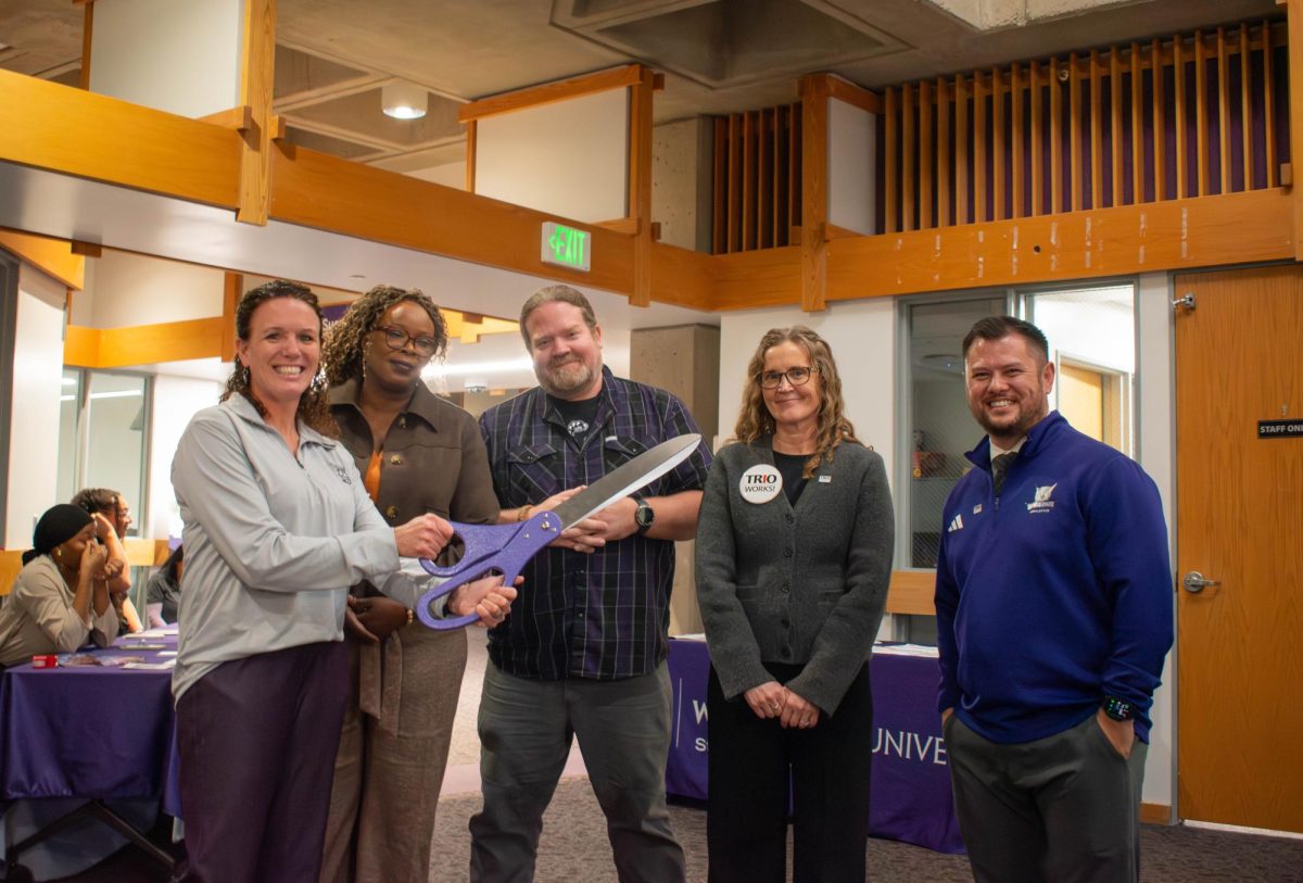 Dean Ali Threet, Student Success Center Executive Director Brandon Threet and staff cut the ribbon at the grand re-opening of the Student Success Center in the Student Services building on Feb. 11, 2026. // El decano Ali Threet, el director ejecutivo del Centro de Éxito Estudiantil Brandon Threet y el personal cortaron la cinta en la gran reapertura del Centro de Éxito Estudiantil en el edificio de Servicios Estudiantiles el 11 de febrero de 2026.