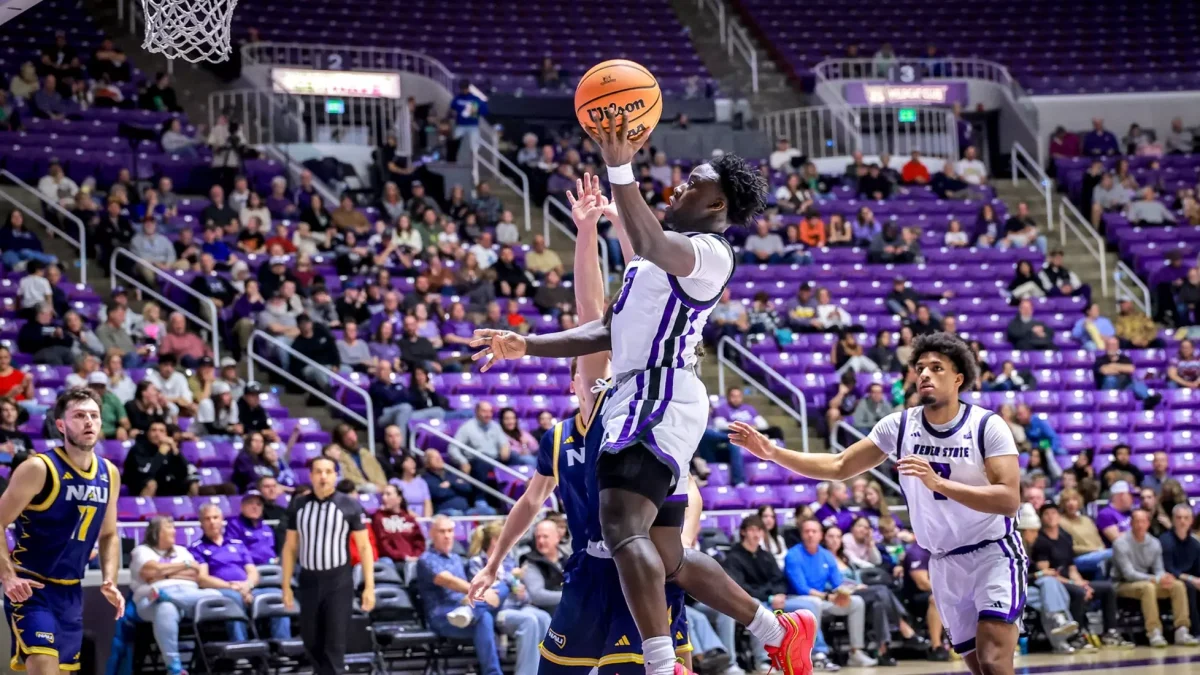Weber State University men's basketball guard Tijan Saine Jr. (#3), jumps to shoot a basket on Northern Arizona University players on Feb. 7, 2026.

El escolta del equipo masculino de baloncesto de la Universidad de Weber State, Tijan Saine Jr. (n.º 3), salta para lanzar a canasta ante los jugadores de la Universidad del Norte de Arizona el 7 de febrero de 2026.