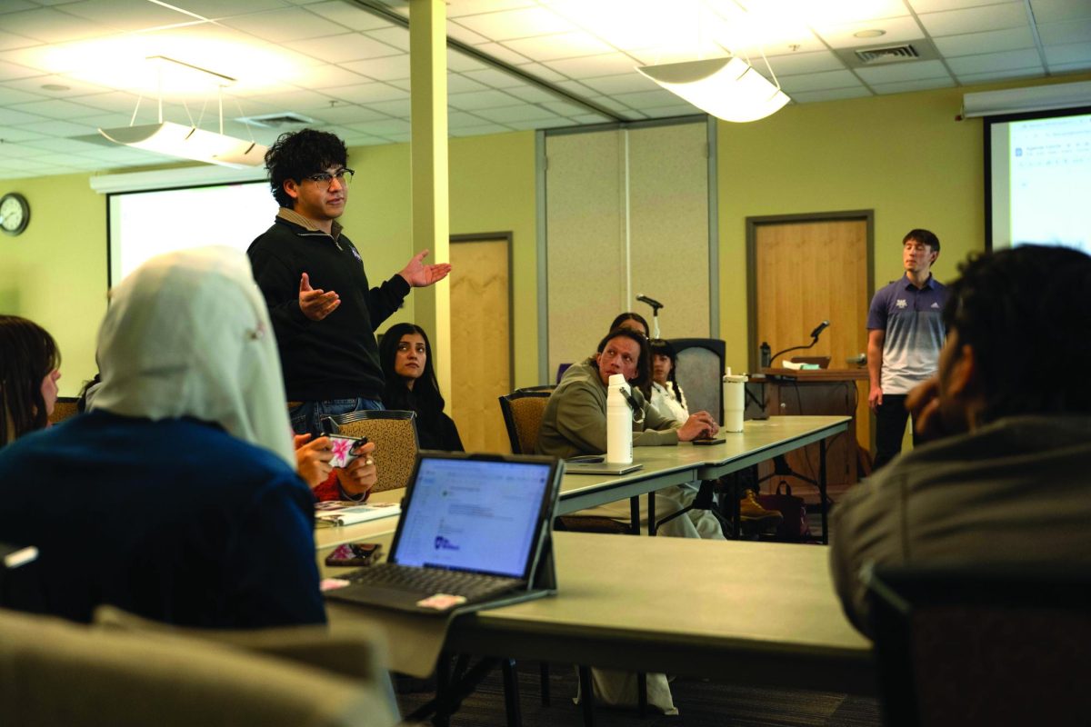 Weber State Senate student uses hand gestures to accentuate his thoughts on current news on campus. Room 404 Jan. 26, 2026 // Un estudiante del Senado Estatal de Weber utiliza gestos con las manos para acentuar sus opiniones sobre las noticias actuales en el campus. Sala 404, 26 de enero de 2026.