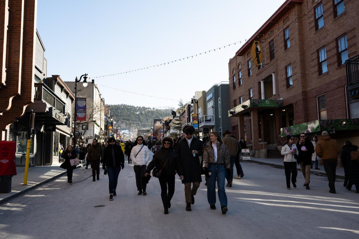 People stroll down the Main Street of Park City during the opening weekend of the final Sundance Film Festival in Utah. // La gente pasea por la calle principal de Park City durante el fin de semana inaugural del último Festival de Cine de Sundance en Utah.