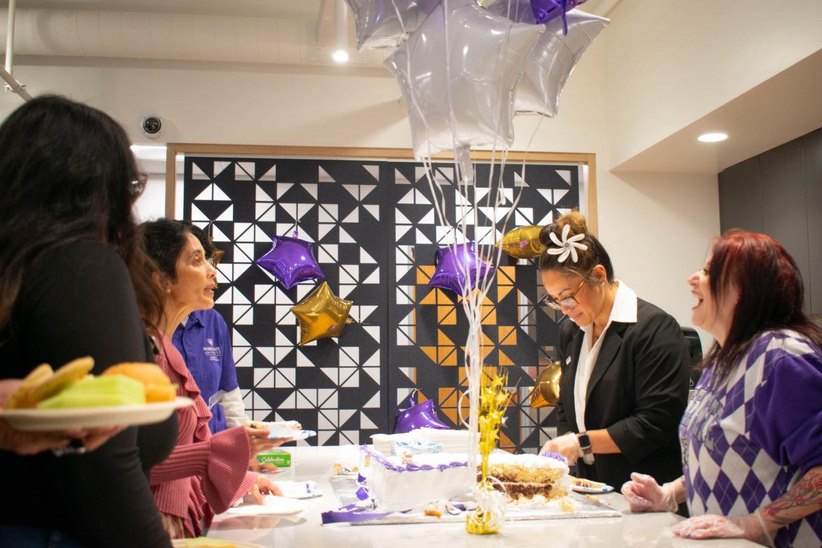 Weber State University Student Success Center staff hand out pizza to students at the grand re-opening of the Student Success Center on Feb. 11, 2026.//El personal del Centro de Éxito Estudiantil de la Universidad de Weber State repartiendo pizza a los estudiantes en la gran reapertura del Centro de Éxito Estudiantil el 11 de febrero.