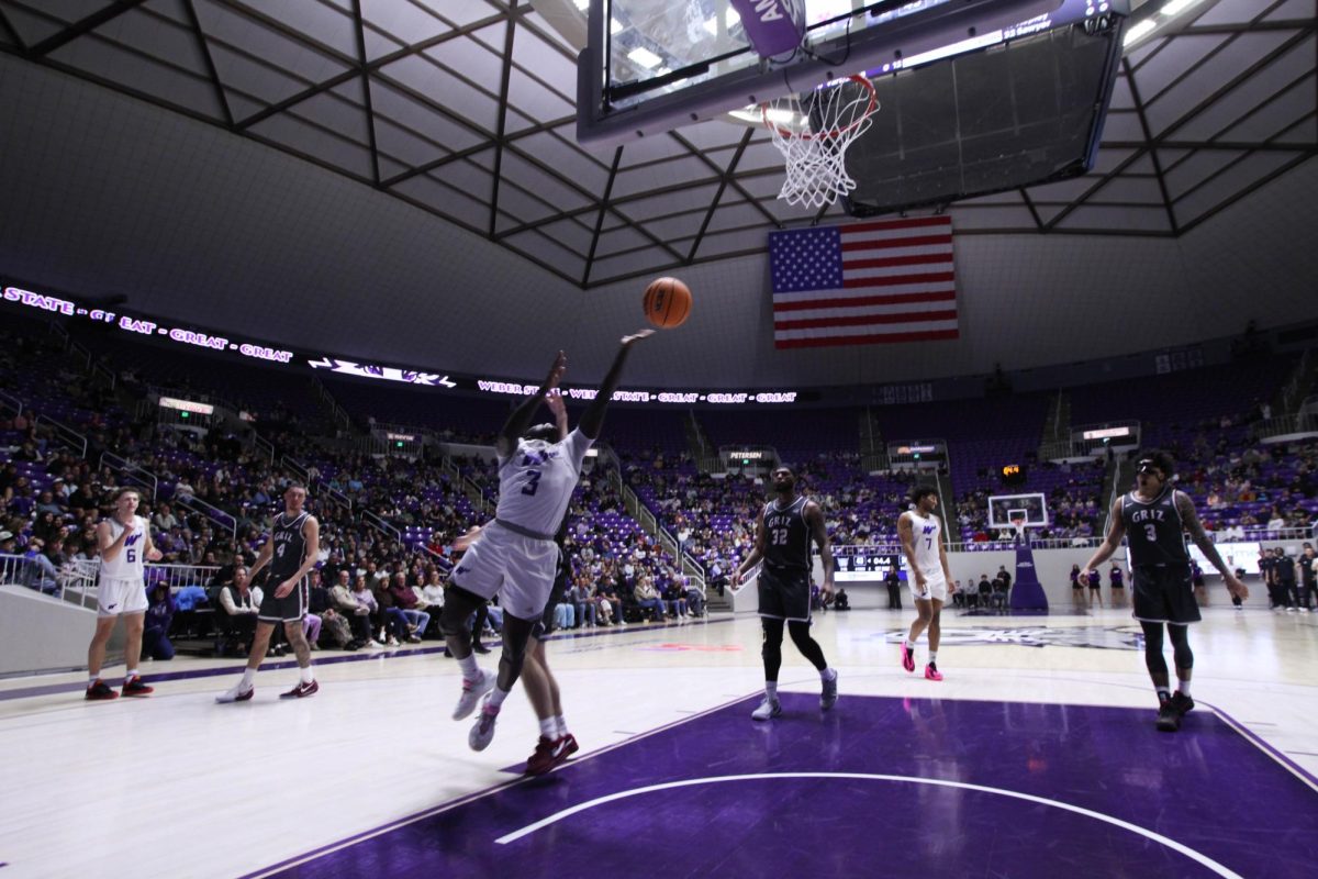 Weber State University guard Tijan Saine Jr. fouled while jumping for a layup on Feb. 21, 2026.// El escolta de la Universidad Estatal de Weber, Tijan Saine Jr., cometió una falta al saltar para hacer una bandeja el 21 de febrero de 2026.
