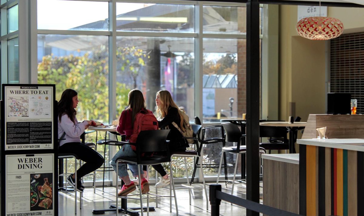 Students sit together for lunch in Shepherd Union. 

Estudiantes se sientan juntos para almorzar en Shepherd Union.