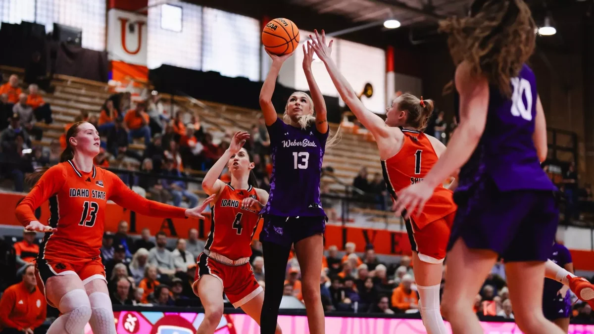 Weber State University Women's Basketball Guard Makenna Shaffer-Laur (#13) taking a shot at the basket. // La escolta del equipo femenino de baloncesto de la Universidad Estatal de Weber, Makenna Shaffer-Laur (n.º 13), lanza a canasta.