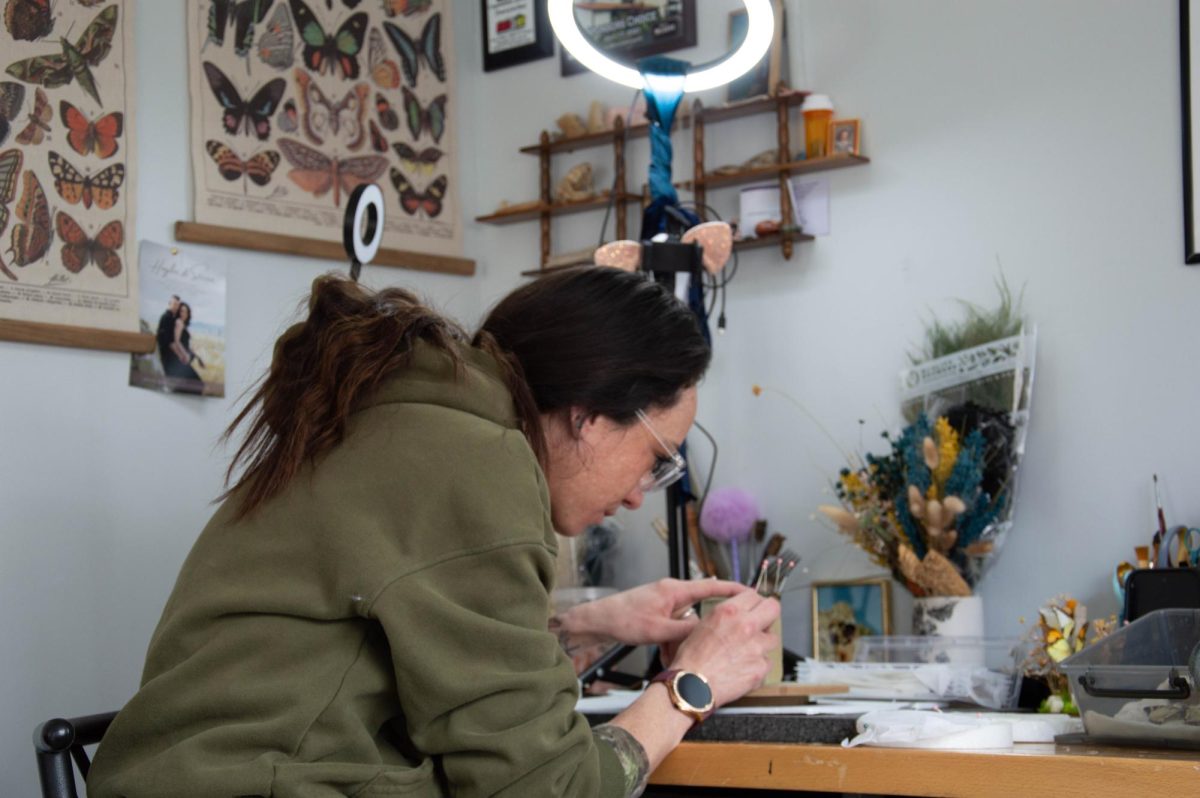 Haylee Butler works tediously in her home studio on a model to be displayed, and sold at the upcoming 2BIT Motorcycle Art Show. // Haylee Butler trabaja sin descanso en su estudio en casa en una maqueta que se exhibirá y venderá en la próxima exposición de arte motociclista 2BIT.