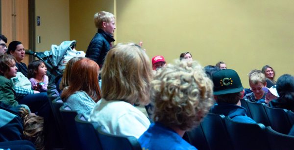 A student in attendance stands to ask a storyteller a question at the Weber State University Storytelling Festival on March 12, 2026.// Un estudiante del público se levanta para preguntarle a un narrador por qué eligió las historias que contó en el Festival de Narración de la Universidad de Weber State, celebrado el 12 de marzo de 2026.