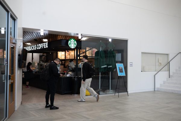 Customers wait for their coffee at the Starbucks Coffee in Tracy Hall at Weber State University. // Los clientes esperan su café en el Starbucks Coffee de Tracy Hall, en la Universidad de Weber State.