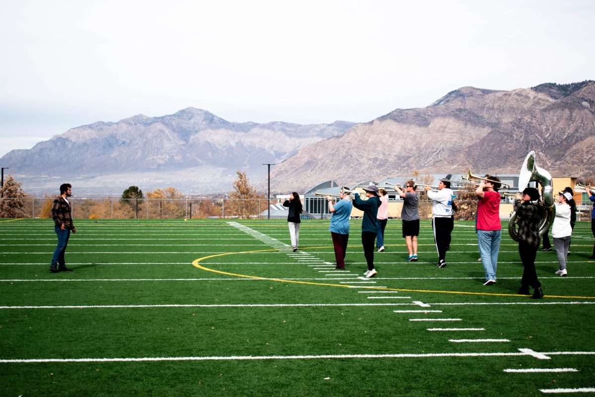 Weber State University Marching Band practices on the soccer field. // La banda de música de la Universidad de Weber State ensayando en el campo de fútbol.
