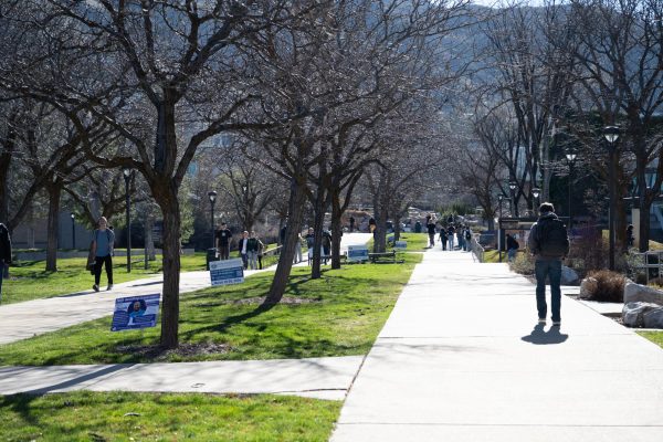 Weber State University students walk across the Weber State University campus. // Estudiantes de la Universidad de Weber State caminando por el campus de la universidad.