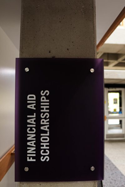 Financial aid scholarships sign, outside the office inside of the Student Services Center.-- El poste de ayuda financiera, afuera de la oficina localizada en el centro de servicios estudiantiles.