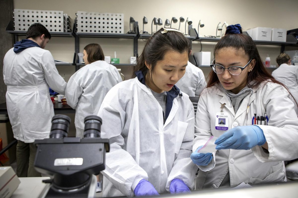 Interdisciplinary education in Weber State University’s Dumke College of Health Professions with students from the Department of Medical Laboratory Sciences and the Department of Athletic Training.
March 22, 2022.

Educación interdisciplinaria en la Facultad de Profesiones Sanitarias Dumke de Weber State con estudiantes del Departamento de Ciencias de Laboratorio Médico y del Departamento de Entrenamiento Atlético.
22 de marzo de 2022.