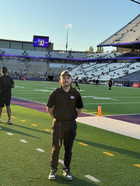 Gavin Nelson at Husky Stadium in Seattle, Washington for the Weber State University vs University of Washington football game / Gavin Nelson en el Husky Stadium de Seattle, Washington, para el partido de fútbol americano entre la Universidad de Weber State y la Universidad de Washington