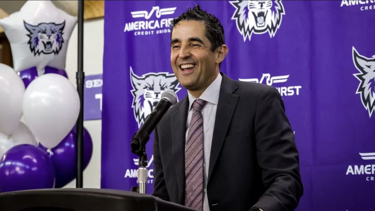 Kaleb Canales stands before a podium as he is announced as the new men's basketball head coach in a press conference on April 3, 2026. // Kaleb Canales se encuentra ante el podio mientras se le presenta como nuevo entrenador jefe del equipo masculino de baloncesto en una rueda de prensa celebrada el 3 de abril de 2026.