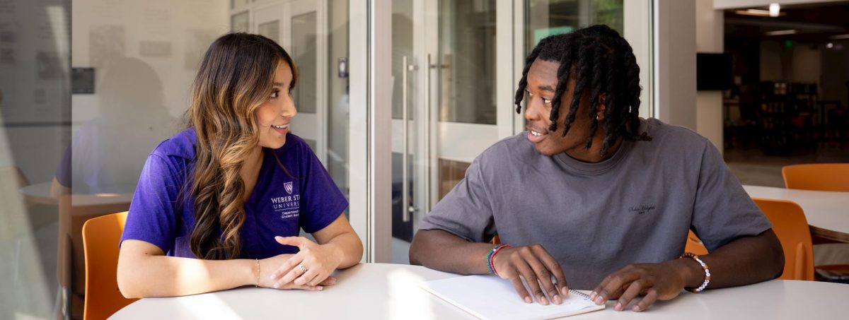 Weber State University students discuss how to get involved with the Building Puentes program. // Los estudiantes de la Universidad Weber State debaten cómo participar en el programa "Building Puentes".