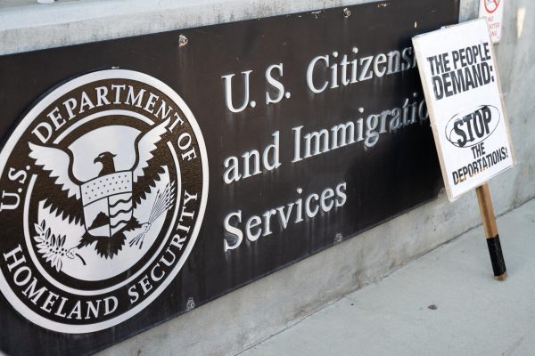 The U.S. Citizenship and Immigration Services Center sign in Salt Lake City.// El letrero del Centro de Servicios de Ciudadanía e Inmigración de EE. UU. en Salt Lake City.