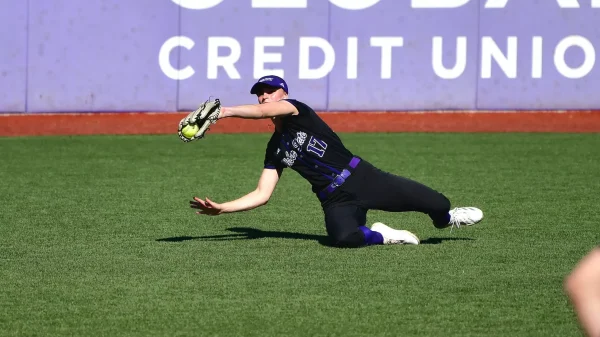 Weber State University softball outfielder Emma Bingham (#17), dives to make during the Kickoff Classic in Phoenix, Arizona, on Friday, Feb. 6. // La jugadora de softbol de la Universidad de Weber State, Emma Bingham (n.º 17), se lanza para atrapar la pelota durante el Kickoff Classic en Phoenix, Arizona, el viernes 6 de febrero.