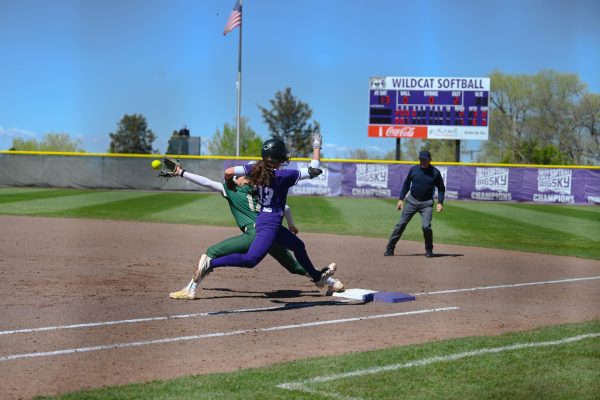 Weber State University infielder Jordan McMahon (#13) attempts to make the play at first base against Sacramento State University. // La jugadora de campo de la Universidad de Weber State, Jordan McMahon (n.º 13), intenta realizar la jugada en la primera base contra la Universidad de Sacramento State.