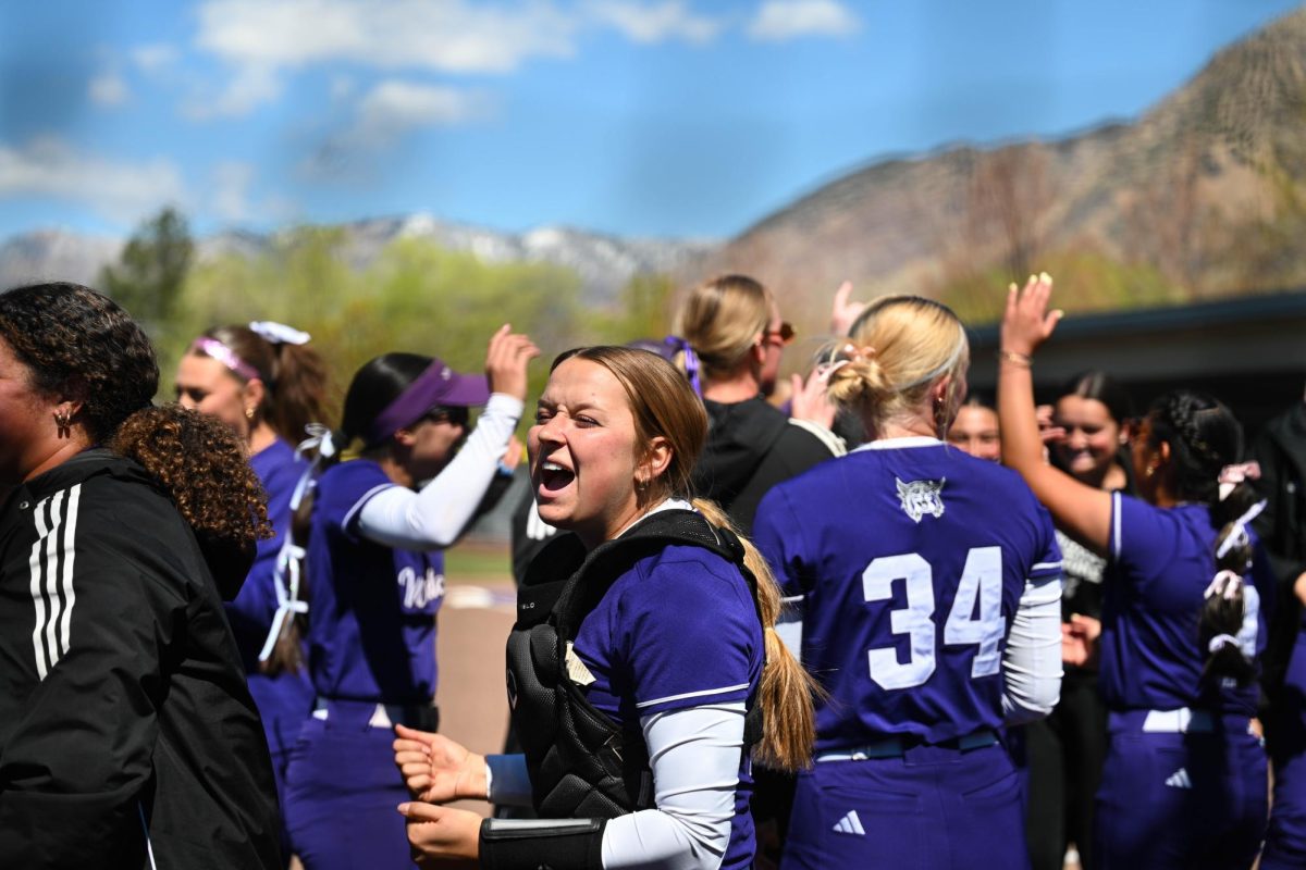 Weber State University softball players celebrate a home run during their game against California State University, Sacramento, on April 3, 2026. // Las jugadoras de sóftbol de la Universidad Weber State celebran un home run durante su partido contra la Universidad California State de Sacramento, el 3 de abril de 2026.