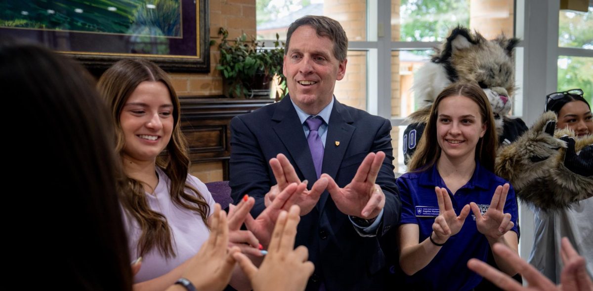 Chris Mallet holds up the "W" with staff and others at his introduction as Weber State University's President on May 21, 2026. // Chris Mallet hace el gesto de la "W" junto al personal y otras personas durante su presentación como presidente de la Universidad de Weber State el 21 de mayo de 2026.