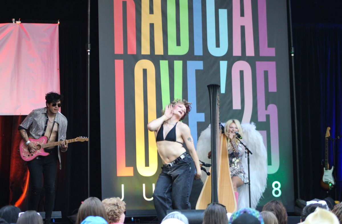 An artist in drag performing at the Pride Festival 2025. // Un artista travestido actuando en el Festival del Orgullo de 2025.