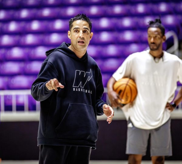 Head coach Kaleb Canales speaks before the Weber State Basketball players during practice. June 1, 2026. // El entrenador jefe, Kaleb Canales, se dirge a los jugadores del equipo de baloncesto de Weber State Durante el entrenamiento el 1 de junio de 2026.