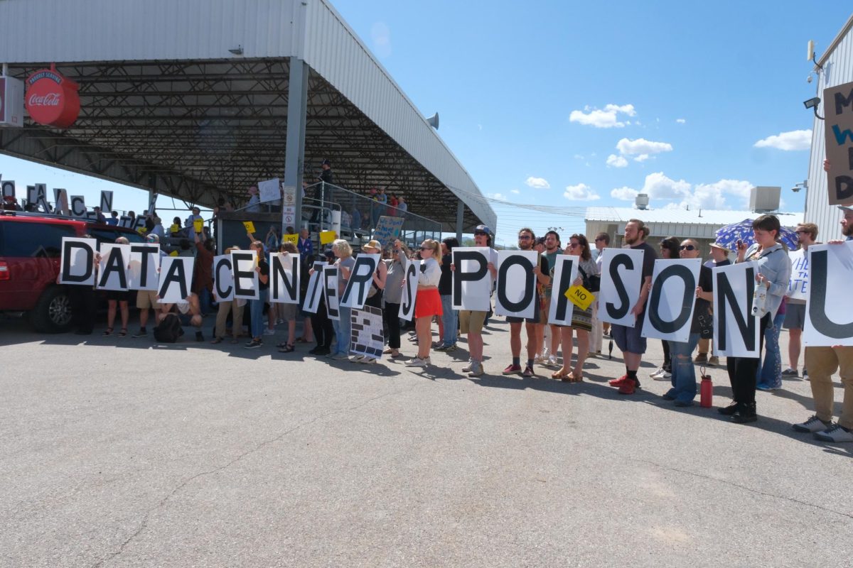 A crowd gathers in front of the Box Elder County fairgrounds, protesting the proposed Stratos Project. Photo captured May 4, 2026. // Una multitud se reúne frente al recinto ferial del condado de Box Elder para protestar contra el proyecto Stratos. Foto tomada el 4 de mayo de 2026.